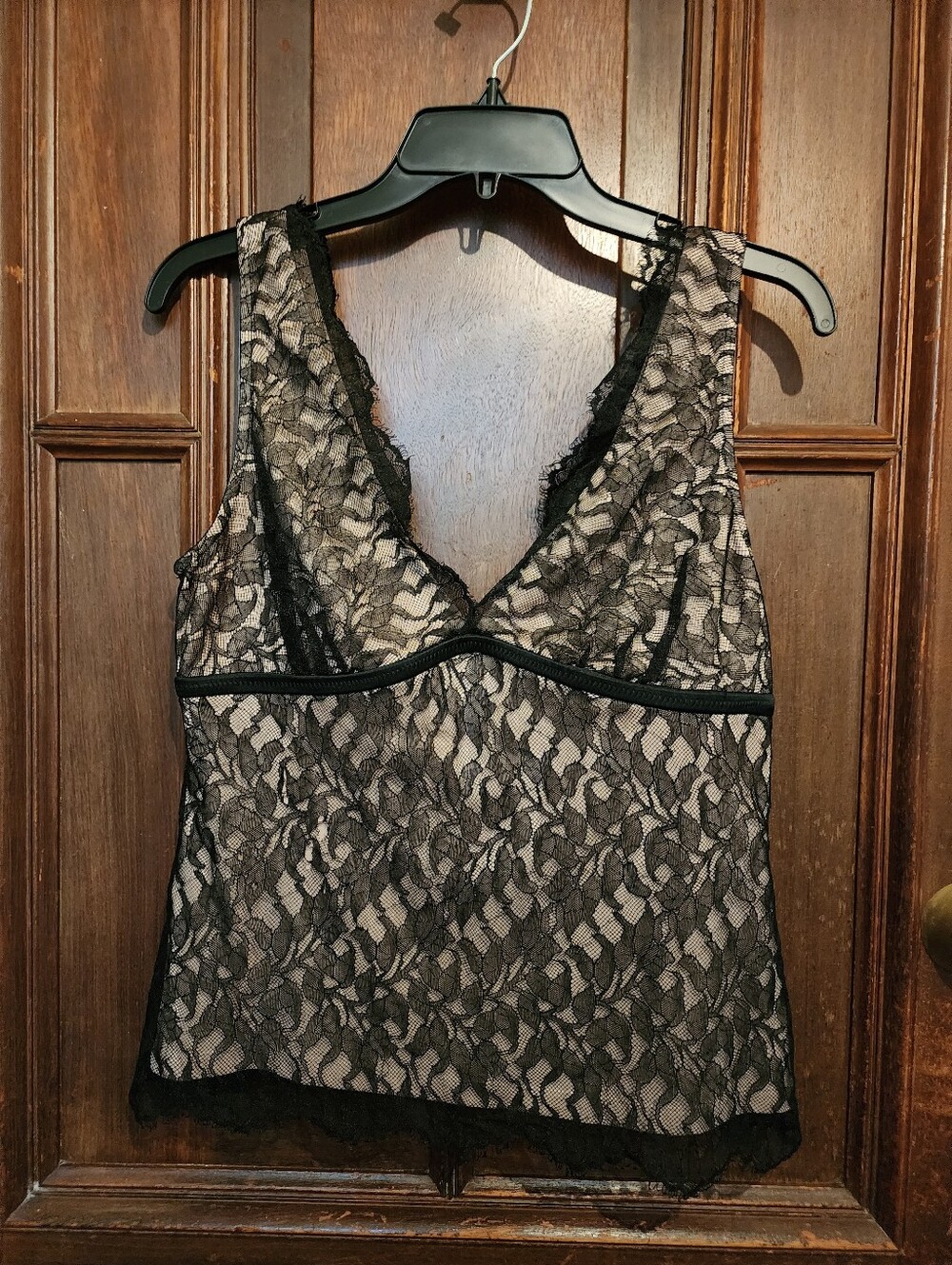 BCBGMAXAZRIA Black Lace V-Neck Empire Waist Top-Nude Lining-Medium